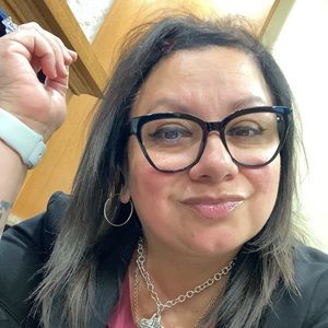 Meet your Posher, Senaida